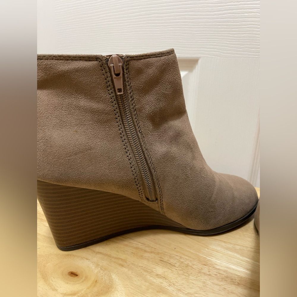 Womens Ankle Boots Booties Wedge Size 9 Faux Leather Suede Brown Tan - Picture 4 of 8
